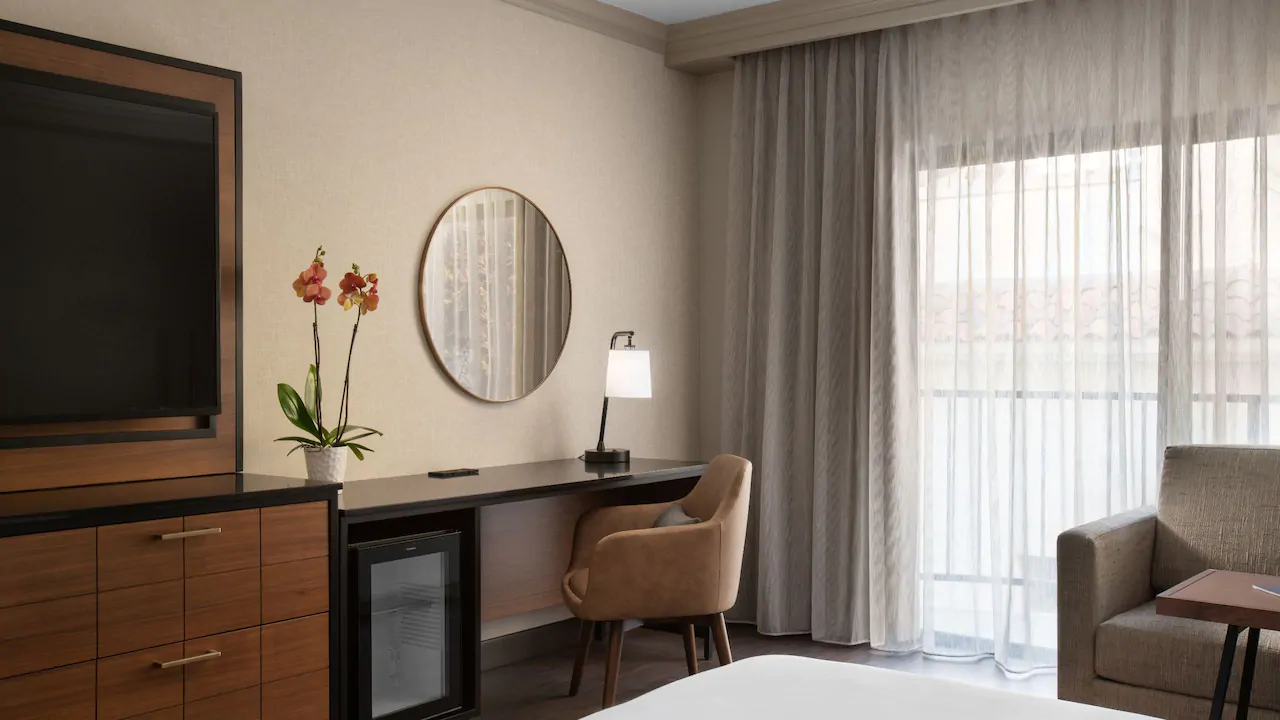 Hyatt-Regency-Westlake-P164-Standard-King-Guestroom.16×9