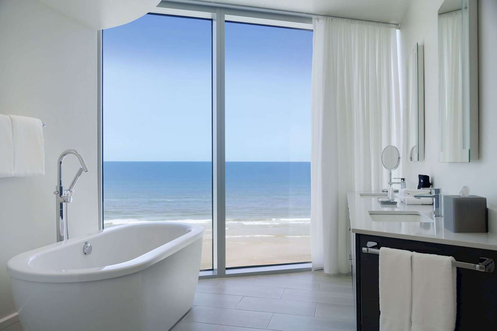 max-beach-resort-3-bedroom-oceanfront-master-bathroom-1-bathtub-3-2500px.2000×0